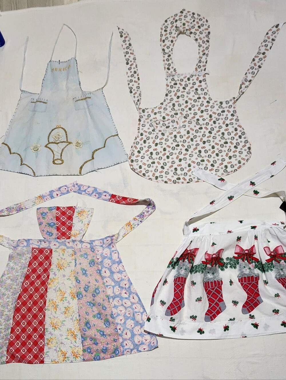 HAND MADE WOMENS VINTAGE APRONS